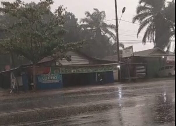 Hujan Lebat Guyur Kasongan, Warga Berharap Kabut Asap Berkurang